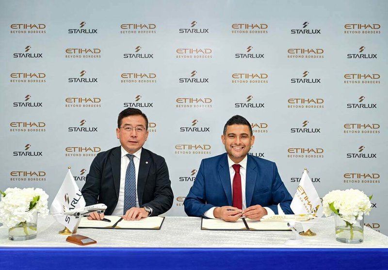 星宇航空策略長劉允富(左)與阿提哈德航空首席營收與商務長阿里克(Arik De)(右)3日正式簽署共掛班號合作協議,大幅擴展星宇航空的全球航網。(星宇航空提供)中央社記者余曉涵台北傳真 114年6月4日