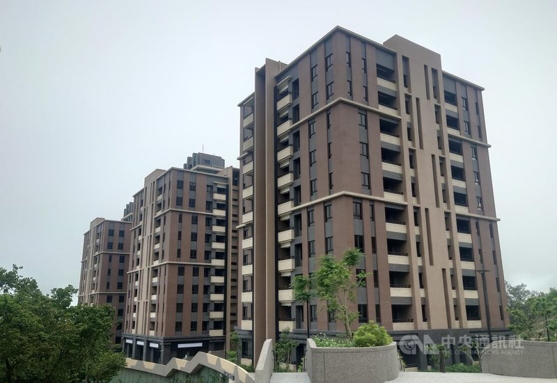 連江縣警察局4日指出,南竿鄉仁愛段147示範住宅(仁愛147)無統一發包工程,亦未授權任何單位或廠商進行冷氣安裝等相關招標作業,呼籲民眾勿聽信不明來源的推銷資訊,以免上當。圖為仁愛147建築外觀。中央社記者潘欣彤攝 114年6月4日