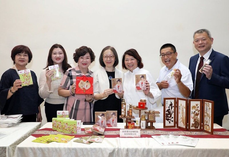 嘉義市團隊4日赴馬來西亞吉隆坡舉辦嘉義市觀光旅遊推廣說明會,市長黃敏惠(右3)、駐馬來西亞代表葉非比(右4)等人一同走訪攤位,推廣、宣傳產品。(嘉義市政府提供)中央社記者黃國芳傳真 114年6月4日