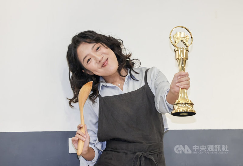 歌手李竺芯(圖)以新專輯「Suí 水」勇闖金曲殿堂,將角逐6項大獎,她4日在台北開心受訪,分享創作靈感與對獲獎的期待。中央社記者裴禛攝 114年6月4日