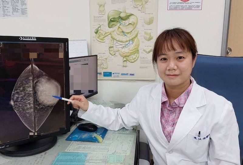 苗栗大千綜合醫院乳房外科醫師陳以涵(圖)指出,乳管內乳突瘤雖為良性腫瘤,但若伴隨非典型乳管增生,癌變機率將提高4、5倍,提醒女性朋友應重視乳房自我檢查及定期追蹤,才能及早發現異常。(大千醫院提供)中央社記者管瑞平傳真 114年6月4日