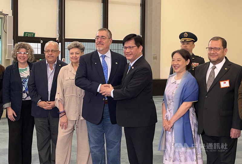 瓜地馬拉總統阿雷瓦洛(Excmo. Sr. Dr. Bernardo Arevalo)(左4)4日率團抵台訪問,外交部長林佳龍(左5)親自前往桃園國際機場接機,兩人握手致意、互動熱絡。中央社記者葉臻攝 114年6月4日