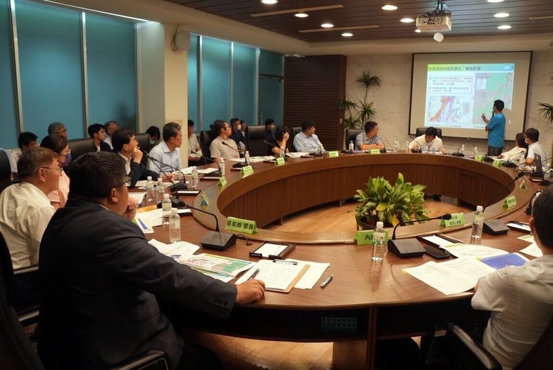 民進黨立委蔡易餘(前左)4日針對外傘頂洲沙源流失及產業永續發展議題,邀集相關單位開會,聽取地方民代與當地蚵農意見,共同研商因應對策。(蔡易餘服務處提供)中央社記者黃國芳傳真 114年6月4日