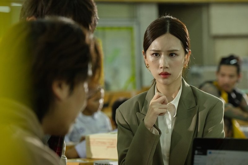 台泰混血演員葉芷妤(前右)主演泰劇「瘋狂獨角獸」,她的中文相當流利,在片場也成為其他演員說中文時的定心丸。(Netflix提供)中央社記者王心妤傳真 114年6月4日