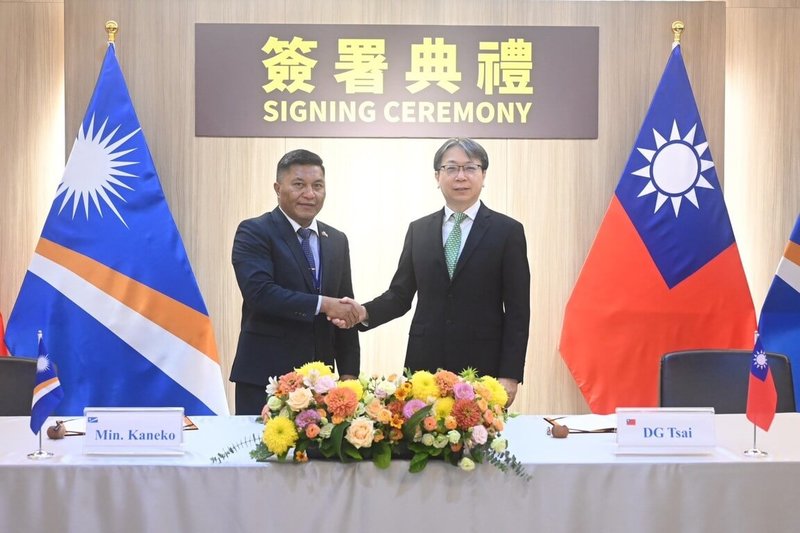 國安局長蔡明彥(右)與馬紹爾群島外交暨貿易部長卡內克(左)4日共同簽署「安全合作意向書」(LOI),強化台灣與馬國安全合作夥伴關係。(國安局提供)中央社記者吳書緯傳真 114年6月4日