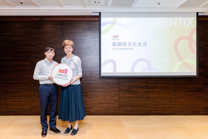 OPENTIX兩廳院文化生活4日公布2024年度數據報告,兩廳院藝術總監劉怡汝(右)、陽明交通大學統計學研究所副教授高竹嵐(左)共同出席。(兩廳院提供)中央社記者葉冠吟傳真 114年6月4日