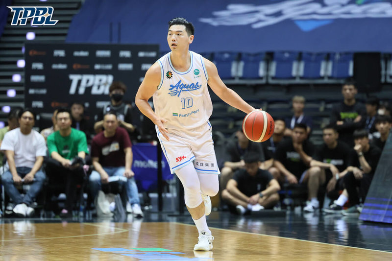 台灣職業籃球大聯盟(TPBL)高雄全家海神隊4日在主場迎戰福爾摩沙夢想家隊,靠著當家前鋒胡瓏貿(持球者)攻下全場最高23分,終場以88比79拿勝,在季後賽系列戰取得3比0聽牌優勢。(TPBL提供)中央社記者陳容琛傳真 114年6月4日