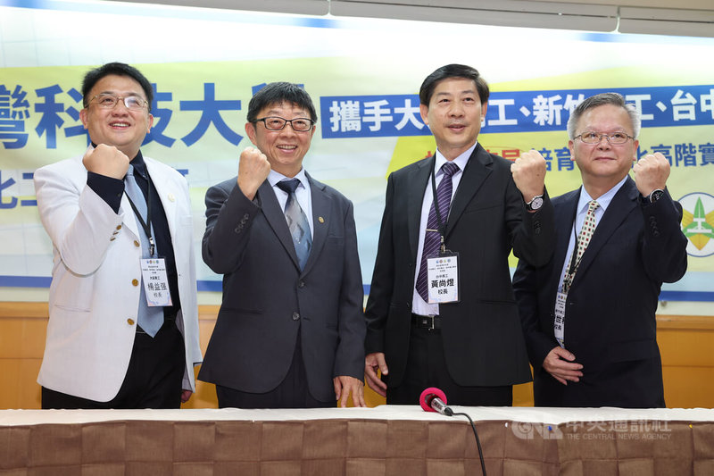 台灣科技大學校長顏家鈺(左2)、大安高工校長楊益强(左1)、新竹高工校長陳世程(右1)、台中高工校長黃尚煜(右2)4日出席記者會,宣布學校將合作推出「台科大自動化工程專班」,透過創新的學習規劃與產學訓練,為學生鋪設從技術型高中到科技大學的完整路徑。中央社記者趙世勳攝 114年6月4日