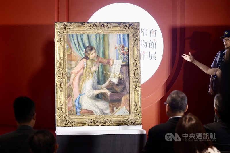 「從印象派到現代主義–美國大都會博物館名作展」14日起將在故宮博物院開展,4日在開箱記者會中搶先公開印象派大師皮耶-奧古斯特.雷諾瓦真跡「彈鋼琴的兩位少女」等畫作。中央社記者王飛華攝 114年6月4日