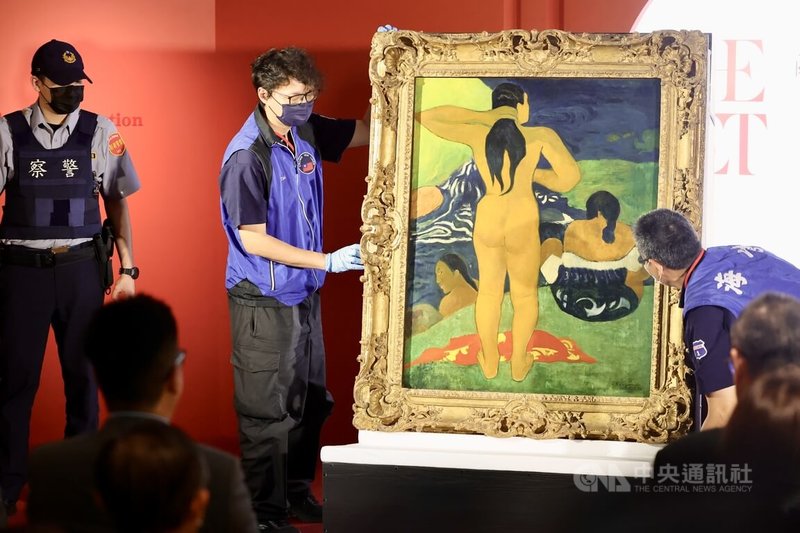 故宮博物院14日起將推出「從印象派到現代主義–美國大都會博物館名作展」,4日搶先舉辦記者會,開箱部分珍貴展品,包含印象派畫家保羅.高更的作品「大溪地的出浴女子」。中央社記者王飛華攝 114年6月4日