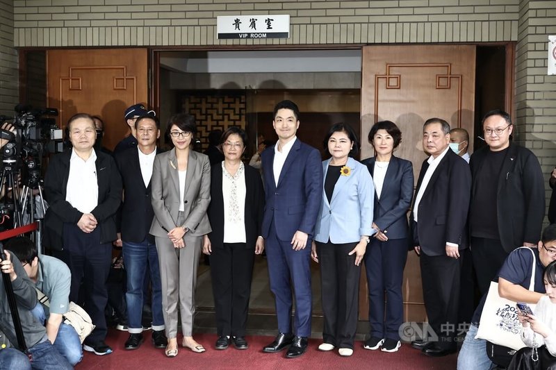 行政院統刪對地方的一般性補助款25%,台北市長蔣萬安(右5)與南投縣長許淑華(左3)、雲林縣長張麗善(右4)、台東縣長饒慶鈴(右3)、彰化縣長王惠美(左4)、連江縣長王忠銘(左2)、花蓮縣副縣長顏新章(左)、台中市副市長鄭照新(右)、新竹縣副縣長陳見賢(右2)一同到政院提起訴願並合影。中央社記者翁睿坤攝 114年6月4日