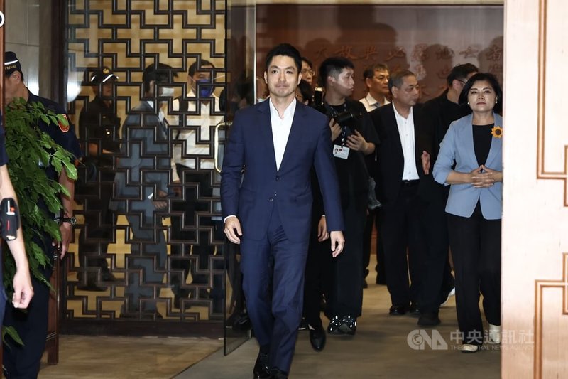 台北市長蔣萬安(前中)與另外8個縣市首長或官員4日一同到行政院針對地方一般性補助款遭統刪提訴願,蔣萬安事後步出貴賓室接受現場守候媒體聯訪。中央社記者翁睿坤攝 114年6月4日