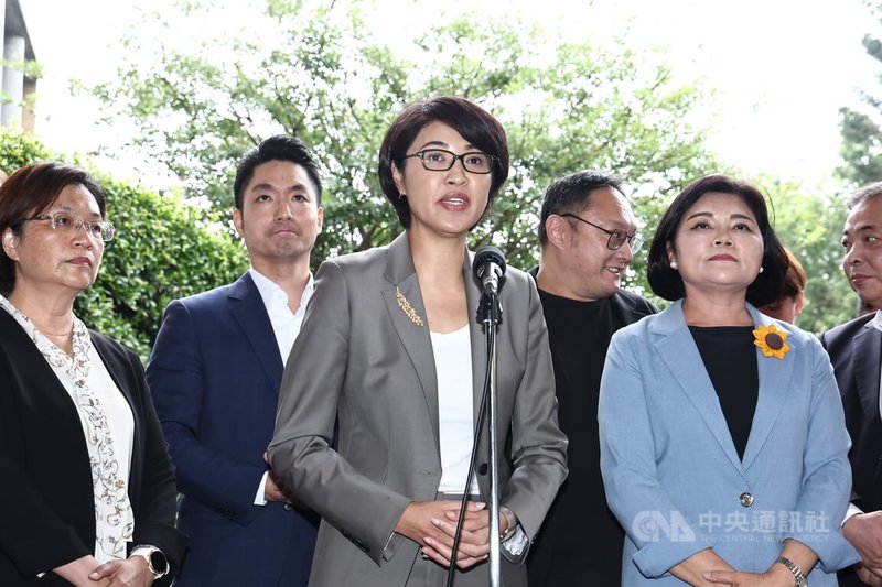 南投縣長許淑華(前中)、雲林縣長張麗善(前右)、彰化縣長王惠美(左)等人4日親自北上,與台北市長蔣萬安(左2)一同到行政院提起訴願,會後許淑華受訪回應媒體提問。中央社記者翁睿坤攝 114年6月4日