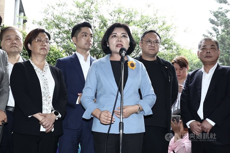雲林縣長張麗善(前中)等人4日親自北上行政院,為地方一般性補助款遭統刪一事提起訴願,事後張麗善等人也接受媒體聯訪,回應相關提問。左3為台北市長蔣萬安。中央社記者翁睿坤攝 114年6月4日