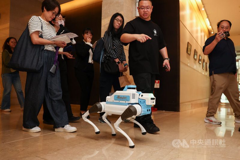 正崴旗下子公司星科國際4日發表AI機器人平台方案,首波聚焦安防巡檢應用,現場人員對機器人下達任務後,機器人進行廠區巡檢工作。中央社記者王騰毅攝 114年6月4日