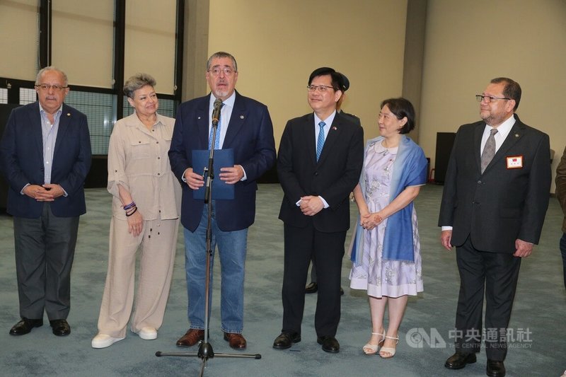 瓜地馬拉總統阿雷瓦洛(Excmo. Sr. Dr. Bernardo Arevalo)(左3)4日率團抵台進行國是訪問,他在桃園國際機場致詞時表示,希望能持續深化雙邊工作,強化兩國情誼。右3為外交部長林佳龍。中央社記者葉臻攝 114年6月4日
