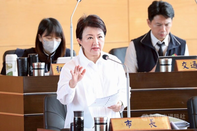 台中市議會4日進行市政總質詢,藍綠議員都關切無煤中火議題。台中市長盧秀燕(前)被詢及是否支持核電時未直接回應,主張回到以前雞尾酒式的發電組成,每樣發電能源都要有,電價便宜又不必擔心缺電。中央社記者郝雪卿攝 114年6月4日