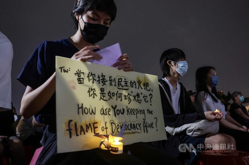 華人民主書院等團體4日晚間在台北中正紀念堂廣場舉辦六四天安門事件36週年哀悼晚會,與會民眾手持標語、折紙鶴點燈表達悼念之情。中央社記者裴禛攝 114年6月4日