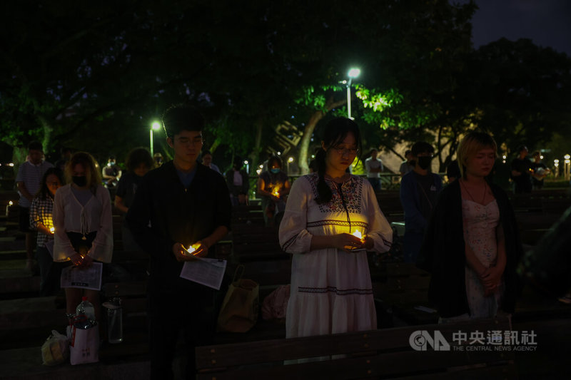 六四天安門事件36週年,台灣有多處舉辦悼念追思活動,其中由在台港人於台北228和平公園發起的燭光晚會4日晚間登場,與會者手持燭光默哀。中央社記者王騰毅攝 114年6月4日