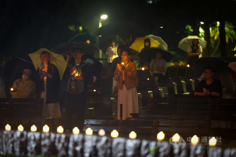 「在台港人六四燭光晚會」4日晚間在台北228和平公園舉行,儘管天氣不佳、飄著雨絲,仍有許多人到場持小燭光響應參與,悼念六四。中央社記者王騰毅攝 114年6月4日