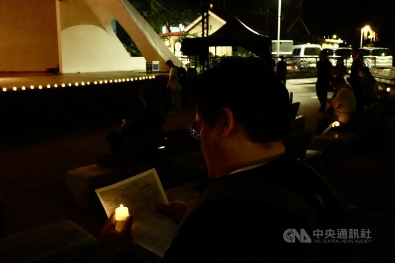 在台港人4日晚間在台北二二八和平公園舉辦六四燭光晚會。圖為民眾手持燭光為六四死難者默哀。中央社記者謝怡璇攝 114年6月4日