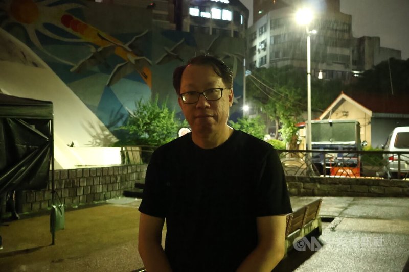 在台港人4日晚間在台北二二八和平公園舉辦六四燭光晚會。協辦活動的香港前荃灣區議員賴文輝(圖)表示,此次活動是以維園晚會的形式為藍本,再加入年輕人的意見及本土元素。中央社記者謝怡璇攝 114年6月4日