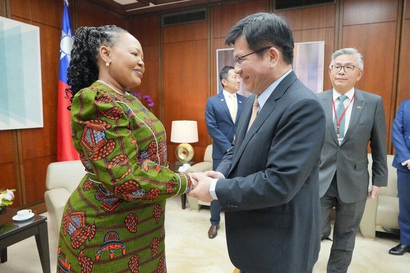 外交部長林佳龍於(右)4日接見史瓦帝尼王國外交部長戴柏莉(Pholile Shakantu,左)訪問團,雙方就台史雙邊合作與經貿投資等議題充分交換意見。(外交部提供)中央社記者楊堯茹傳真 114年6月4日