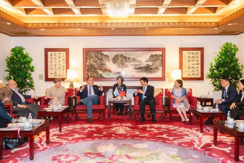 外交部長林佳龍夫婦（右4、右3）4日歡迎瓜地馬拉共和國總統阿雷巴洛（Bernardo Arévalo，另譯：阿雷瓦洛）伉儷（左4、左3）率團來台國是訪問。（外交部提供）中央社記者楊堯茹傳真 114年6月4日