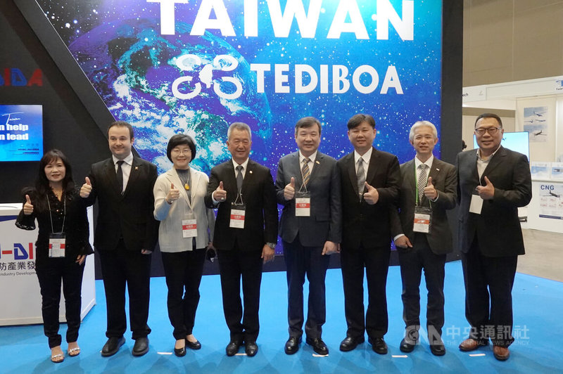 2025年日本國際無人機展4日在千葉縣開幕,台灣卓越無人機海外商機聯盟主席胡開宏(左4)領軍打造台灣館。駐日代表李逸洋(右4)表示,台日美無人機產業合作必能建立堅實的「非紅供應鏈」。中央社記者楊明珠千葉攝 114年6月4日