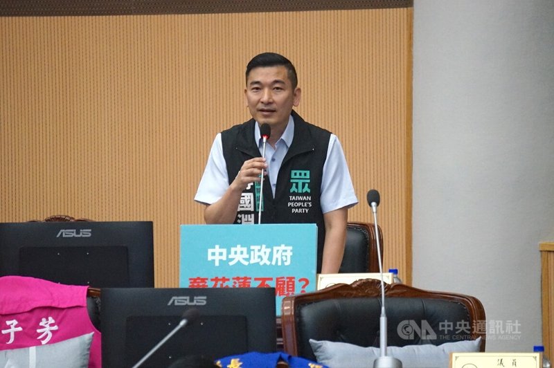 台鐵將於23日漲價,民眾黨花蓮縣議員傅國淵(圖)4日表示,台鐵花蓮往台北方向鐵路仍不穩定,建議縣府應比照離島條例爭取經費補貼票價。中央社記者張祈攝 114年6月4日
