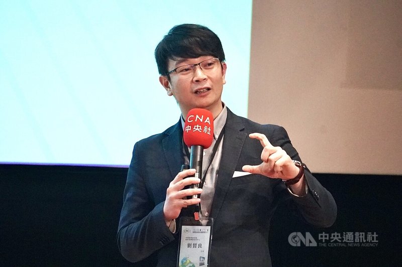 中央社4日下午在高雄主辦「AIxESG雙軸轉型 迎戰企業永續競爭力」系列論壇南部場次,中華經濟研究院能源與環境研究中心主任劉哲良(圖)以「邁向綠色轉型的關鍵引擎」發表專題引言。中央社記者董俊志攝 114年6月4日