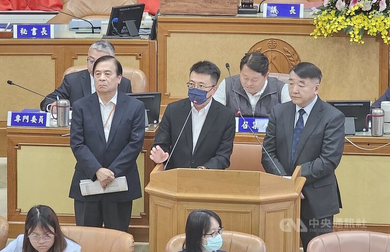 新北市議會4日進行業務質詢,工務局長馮兆麟(立者右起)、環保局長程大維及交通局長鍾鳴時同台備詢,針對議員關切的光害議題做出回覆。中央社記者王鴻國攝 114年6月4日