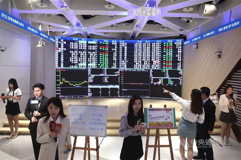 根據台灣證券交易所近期公布2024年上市公司員工平均薪資(年薪)費用,其中上市金融保險業由統一證平均新台幣209.9萬元搶下第1,泛證券為主體的元大金則以202.2萬元、排名金控第1。(中央社檔案照片)