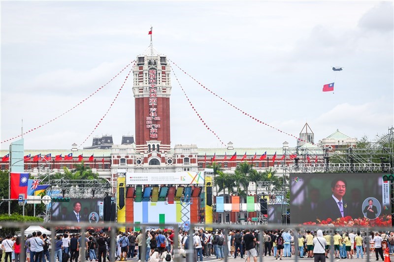 圖為去年總統就職典禮慶祝大會在總統府前廣場舉行,民眾透過現場大螢幕觀看總統賴清德發表就職演說。(中央社檔案照片)