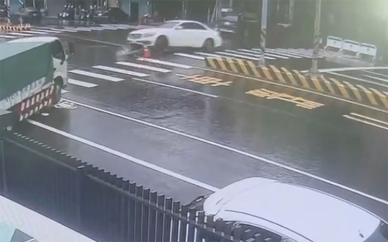 54歲陳姓男子日前開著租賃小客車沿彰化市彰南路往中山路方向前進,在路口欲迴轉時不慎撞上行人庇護島,造成車頭毀損,庇護島標誌桿也斷裂。(民眾提供)中央社記者鄭維真傳真 114年6月4日