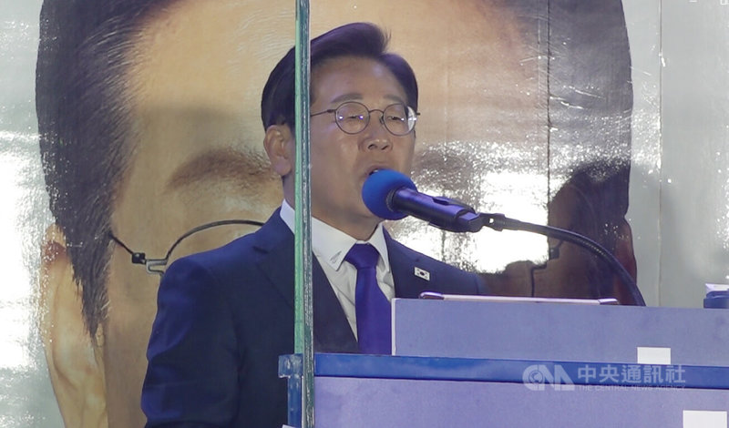 韓國總統當選人李在明4日凌晨在確定當選之前前往支持者集會,向支持者發表談話。中央社記者廖禹揚首爾攝 114年6月4日