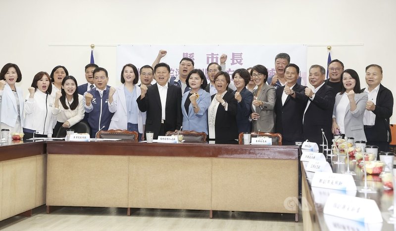 多名國民黨籍縣市首長4日下午拜會立法院國民黨團,為行政院刪減地方一般性補助款違反財劃法一事陳情,並與黨團總召傅崐萁(前左6)、書記長王鴻薇(前左5)等人一同振臂集氣。中央社記者郭日曉攝 114年6月4日