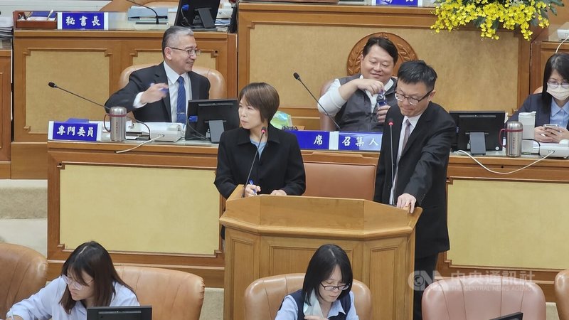 新北市議會4日進行業務質詢,體育局長洪玉玲(立者左)4日針對水域救生員相關議題表示,新北共有65座公私立游泳池,現場都需公告救生員合格證照,目前有足夠的合格救生員,體育局每年也會逐一查核確認證照效期。中央社記者王鴻國攝 114年6月4日