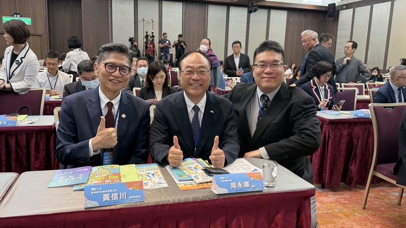 首屆台灣觀光永續獎得獎名單4日出爐,獲得觀光傑出人物獎的雄獅旅遊董事總經理黃信川(前左)及台灣觀光創新協會理事長李奇嶽(前右)與觀光署長周永暉(前中)合影。(李奇嶽提供)中央社記者余曉涵台北傳真 114年6月4日