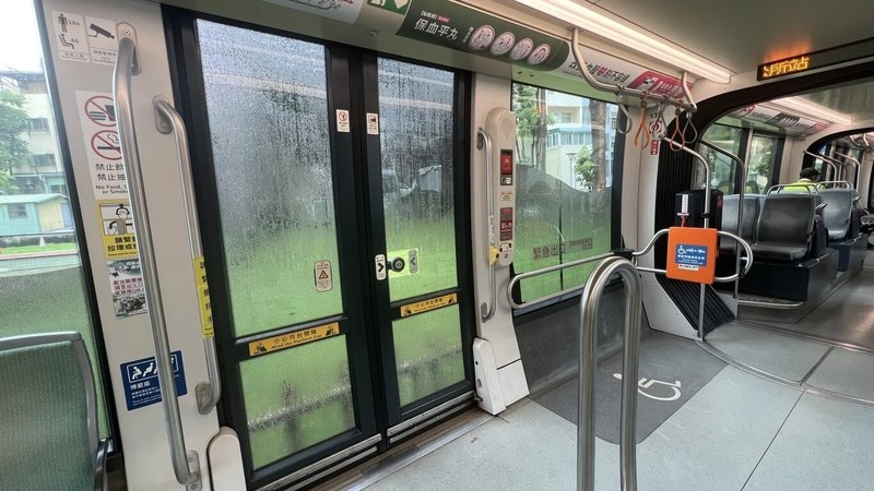 高雄市區3日傍晚大雨,輕軌車廂車門出現滴水情形。高雄捷運公司4日表示,已進行檢修,判斷車門膠條可能有硬化情形,導致雨量過大時從細縫中滲出。圖為經檢修後已恢復正常的列車車門。(高雄捷運公司提供)中央社記者吳玟嶸傳真 114年6月4日