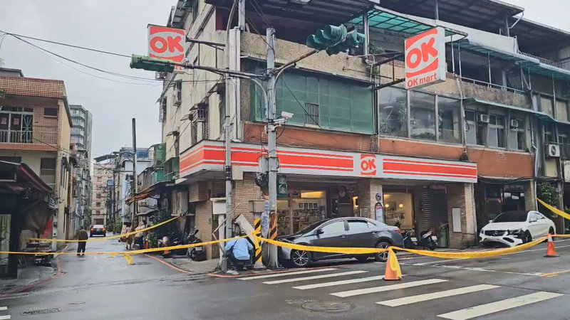 1輛灰色轎車4日下午行經基隆市源遠路時,先撞上路旁白色轎車再撞斷瓦斯管線,現場瀰漫瓦斯味,消防員到場拉起封鎖線,瓦斯公司人員完成止漏作業,警方正積極追查肇事者到案。(讀者提供)中央社記者王朝鈺傳真 114年6月4日