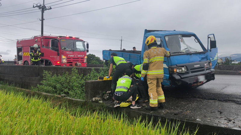 台東市中華路與四川路巷道交叉口4日發生一起機車與貨車碰撞車禍,34歲機車女騎士當場無生命跡象、送醫搶救,78歲貨車男駕駛則未受傷,確切肇因待釐清。(民眾提供)中央社記者盧太城台東傳真 114年6月4日