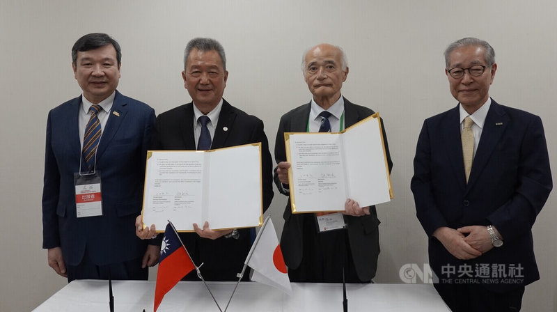 2025年日本國際無人機展4日在千葉縣開幕,台灣卓越無人機海外商機聯盟設台灣館參展,聯盟主席胡開宏(左2)與日本無人機產業振興協會副理事長千田泰弘在駐日代表李逸洋(左1)等的見證下簽合作備忘錄。中央社記者楊明珠千葉攝 114年6月4日