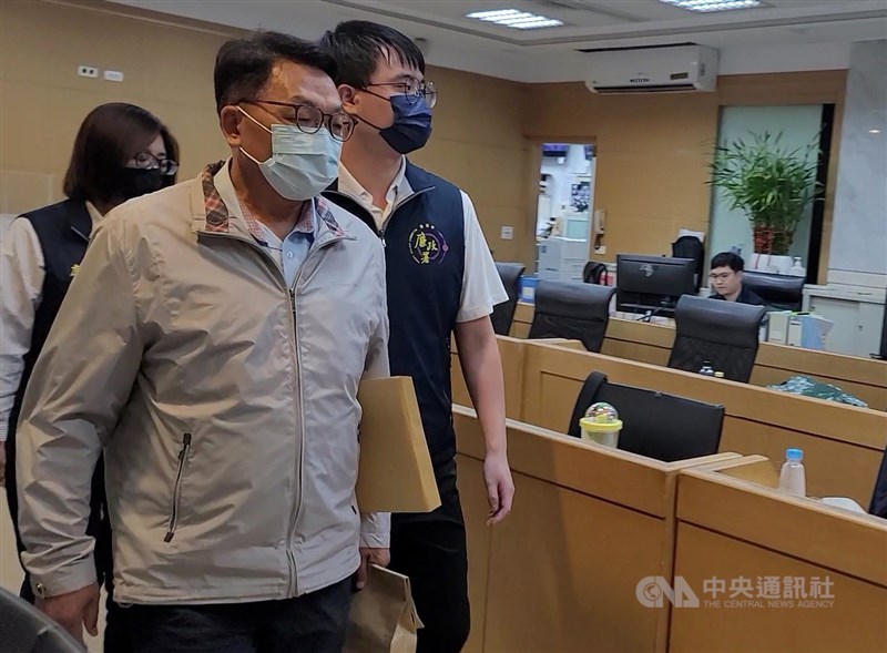 前民進黨立委陳歐珀(圖)涉嫌於立委任內收受物流公司不正利益遭檢廉搜索約談,4日凌晨移送台北地檢署複訊。中央社記者謝幸恩攝 114年6月4日