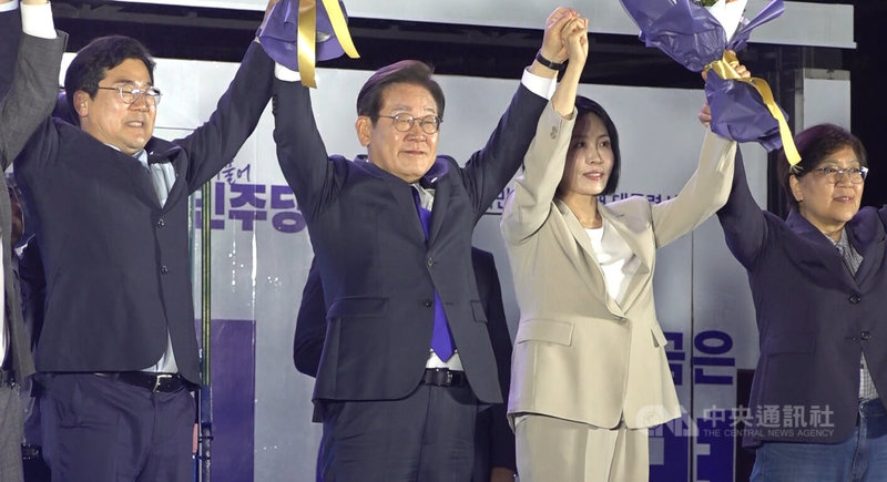韓國總統當選人李在明(左2)4日凌晨前往支持者集會,與夫人金惠京(右2)一同致意。中央社記者廖禹揚首爾攝 114年6月4日