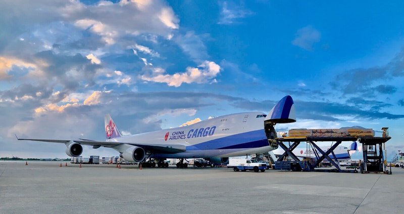 中華航空4日宣布與國際貨運分銷整合平台WebCargo by Freightos及cargo.one合作,每月可增近百噸貨量,同時也降低人力成本,提升供應鏈作業效率。(華航提供)中央社記者余曉涵傳真 114年6月4日