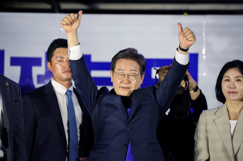 韓國3日舉行總統大選,共同民主黨李在明(中)勝出。(路透社)
