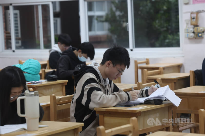 圖為學測考生在試場專心複習。(中央社檔案照片)