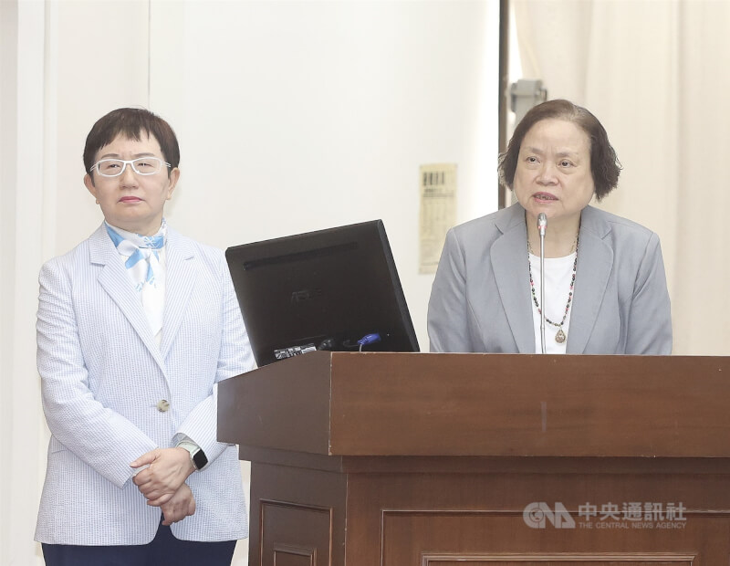 立法院財政委員會4日排審民眾黨團提案,邀請行政院主計總處主計長陳淑姿(右)、財政部長莊翠雲(左)等列席備詢。陳淑姿指出,因立法院刪減預算額度很大,行政院實在是窒礙難行,刪減地方政府的一般性補助款也是不得不的作為。中央社記者郭日曉攝 114年6月4日