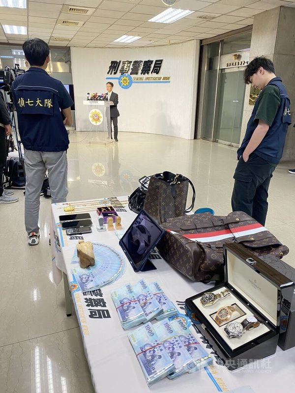朱姓女子任職銀行時涉幫詐欺集團洗錢遭判刑。刑事局持續追查發現,該集團勾結柬埔寨詐團洗錢,溯源揪出在台主嫌和水房幹部等送辦,4日在記者會中說明偵辦經過並展示贓證物。中央社記者黃麗芸攝 114年6月4日